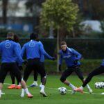 Berikut 24 headline dari Chelsea training:

1.  Pasukan Biru intens berlatih, siap hadapi Barcelona!
2.  Latihan keras demi performa maksimal The Blues.
3.  Sentuhan ajaib The Blues kuasai bola.
4.  Energi muda Chelsea membara jelang laga besar.
5.  Strategi jitu disiapkan, target kemenangan lawan Barca.
6.  Sprint demi kecepatan, hancurkan pertahanan lawan.
7.  Kiper beraksi, tembok terakhir pertahanan Chelsea.
8.  Pochettino berikan instruksi kunci, fokus laga nanti.
9.  Kebersamaan The Blues makin erat di sesi latihan.
10. Finishing tajam demi gol-gol cantik lawan Barcelona.
11. Jenderal lapangan tengah atur ritme, siap mendominasi.
12. Duel sengit antar pemain, kompetisi sehat membara.
13. Pemanasan intens, fisik prima The Blues siap tempur.
14. Kepercayaan diri terpancar, senyum juara dari Chelsea.
15. Analisis taktik mendalam, siap bedah kekuatan lawan.
16. Tekad kuat raih kemenangan, determinasi tinggi Chelsea.
17. Refleks cepat penjaga gawang, amankan gawang Blues.
18. Gaya bebas khas pemain, tunjukkan skill individu.
19. Momen rehat sejenak, isi ulang energi demi performa.
20. Aliran bola lancar, passing akurat bangun serangan berbahaya.
21. Konsentrasi puncak, fokus penuh hadapi tantangan Barca.
22. Semangat pantang menyerah, The Blues menggila di sesi latihan.
23. Chelsea bidik kemenangan ikonik, siap cetak sejarah baru.
24. Barcelona, kami datang! Pesan tegas dari lapangan latihan.