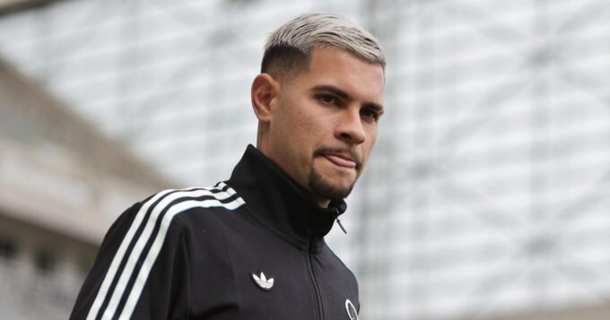 Bruno Guimaraes puji bintang Manchester United sebagai 'pemain lengkap'!