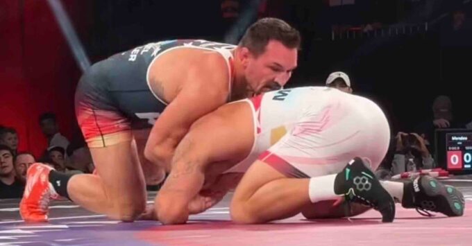 Michael Chandler Libas Mendes di RAF 4! Buckley-Guida Loyo.