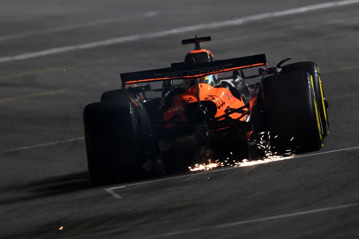 Plank bikin geger Las Vegas: McLaren tumbang tak terduga!