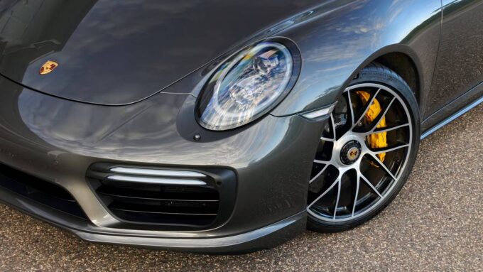 Supercar Mewah Tapi Tak Pernah Jalan? Intip Misterinya!